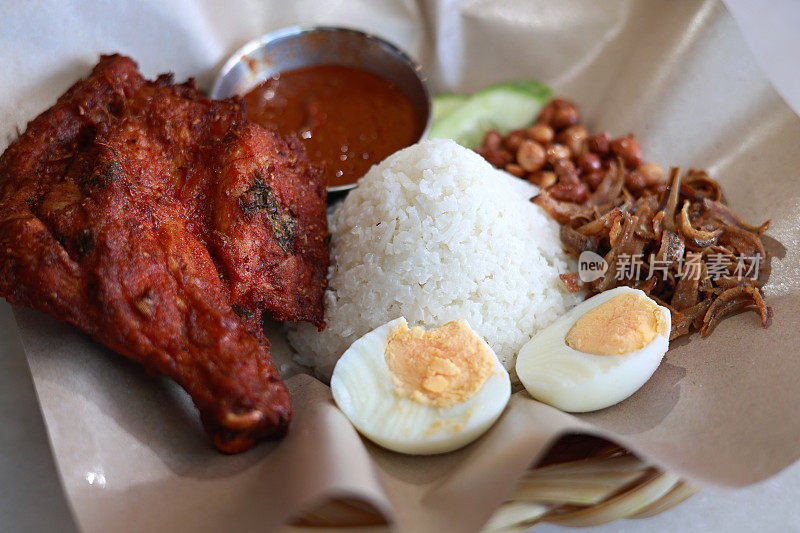 马来西亚的传统食物“Nasi lemak”是用炸鸡制作的